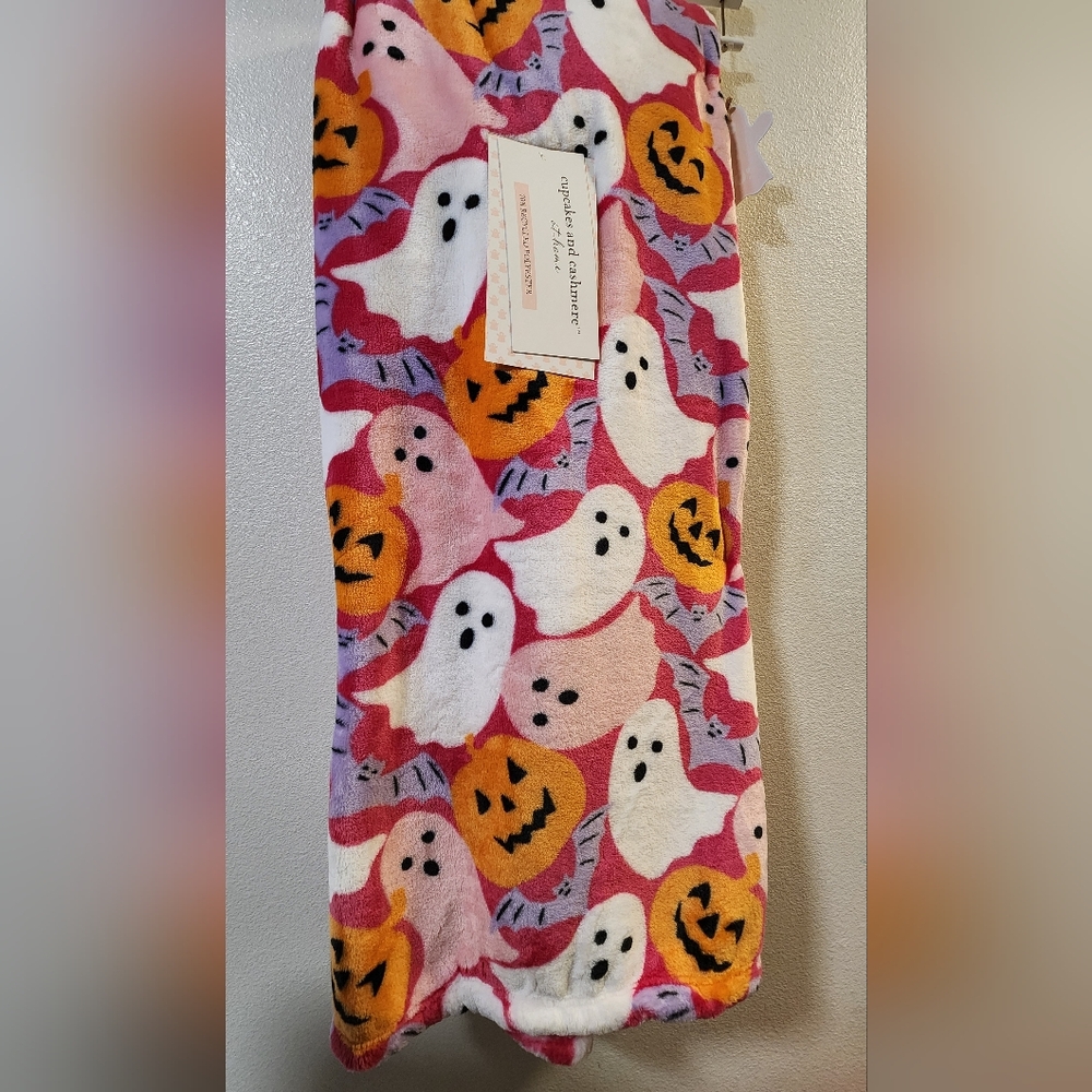 NWT cupcakes and cashmere throw